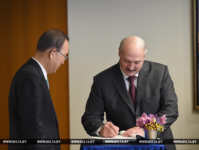 Александр Лукашенко оставил запись в Книге подписей почетных собеседников Генсека ООН
