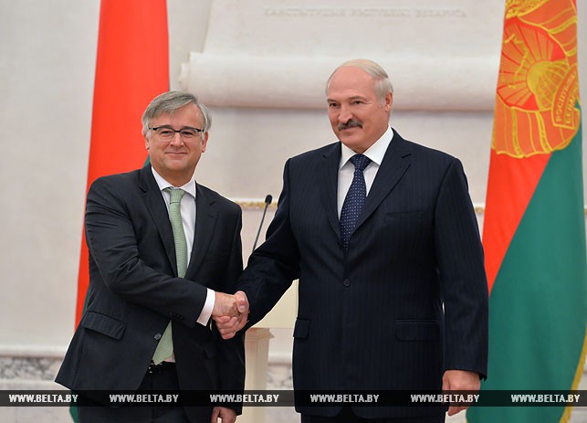 Чрезвычайный и Полномочный Посол Испании в Беларуси по совместительству Игнасио Ибаньес Рубио и Президент Беларуси Александр Лукашенко.