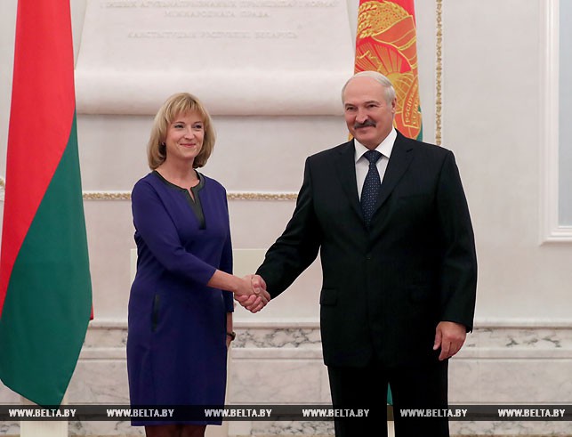 Чрезвычайный и Полномочный Посол Швеции в Беларуси Кристина Юханнессон и Президент Беларуси Александр Лукашенко.