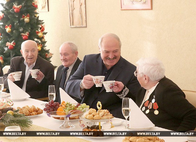Александр Лукашенко во время посещения дома-интерната