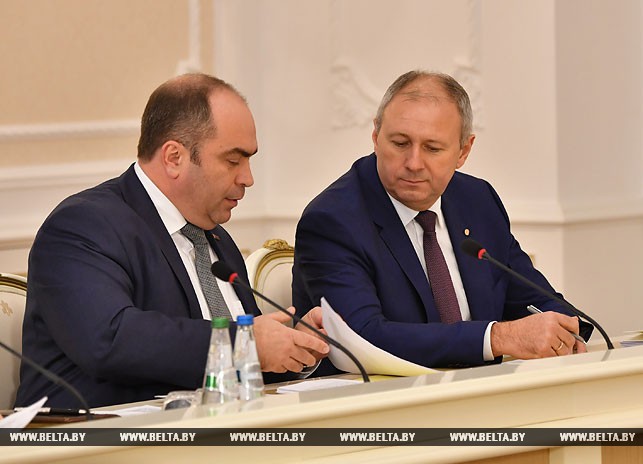 Заместитель премьер-министра Игорь Ляшенко и премьер-министр Сергей Румас