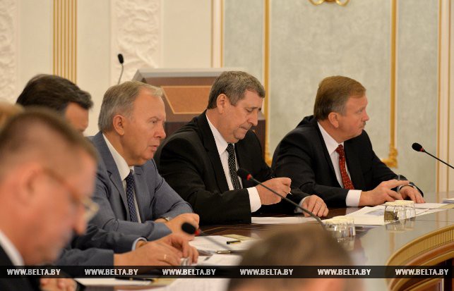 Вице-премьеры Василий Жарко и Михаил Русый, премьер-министр Андрей Кобяков (слева направо)