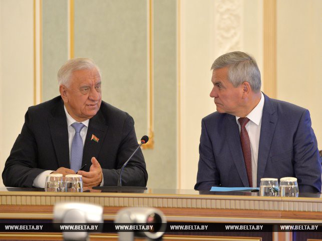 Председатель Совета Республики Михаил Мясникович и председатель Палаты представителей Владимир Андрейченко