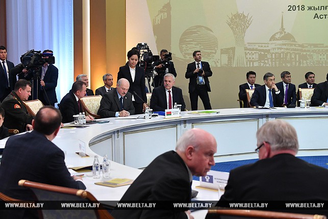 Александр Лукашенко во время подписания документов по итогам встречи