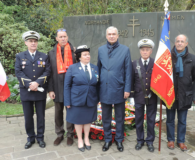 Посол Беларуси во Франции Павел Латушко (в центре) с участниками церемонии возле мемориала "Нормандия-Неман".