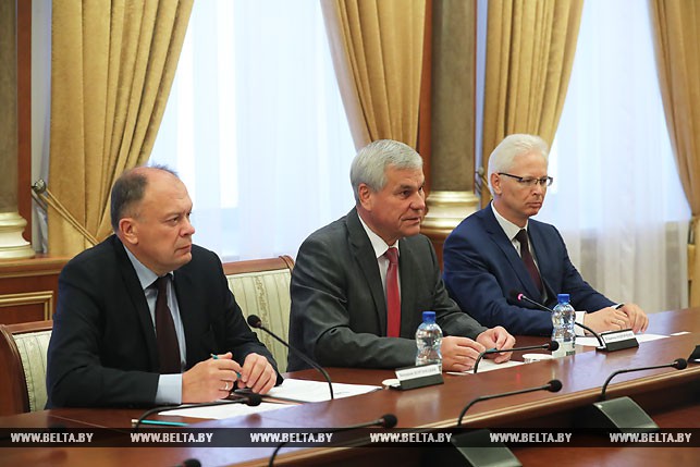 Председатель Палаты представителей Национального собрания Беларуси Владимир Андрейченко (в центре)