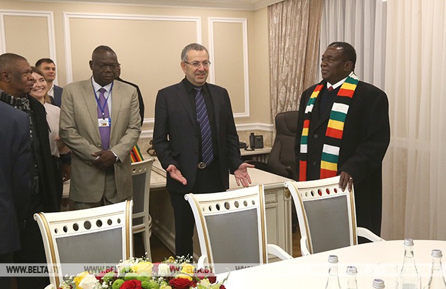 Президент Республики Зимбабве Эммерсон Мнангагва с почетным консулом Республики Зимбабве в Республики Беларусь Александром Зингманом