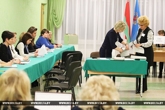 Подсчет голосов на участке № 47 гимназии №33 Фрунзенского района города Минска