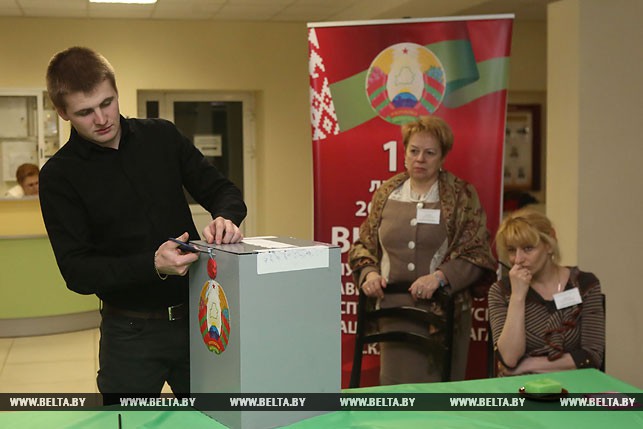Подсчет голосов избирателей на участке для голосования №114 на базе Гродненского областного института развития образования.