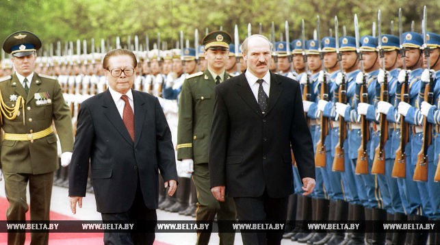Церемония официальной встречи Президента Республики Беларусь Александра Лукашенко. Президента Республики Беларусь встречает Председатель КНР Цзян Цзэминь. 2001 год.