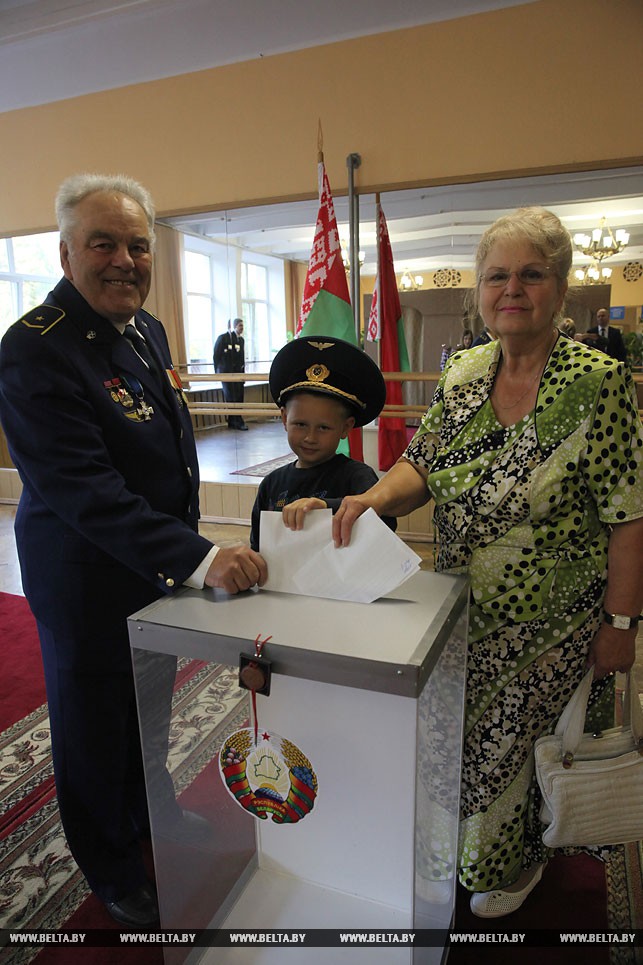 Голосует ветеран железнодорожного транспорта Сергей Козорез с женой Людмилой и правнуком Сергеем
