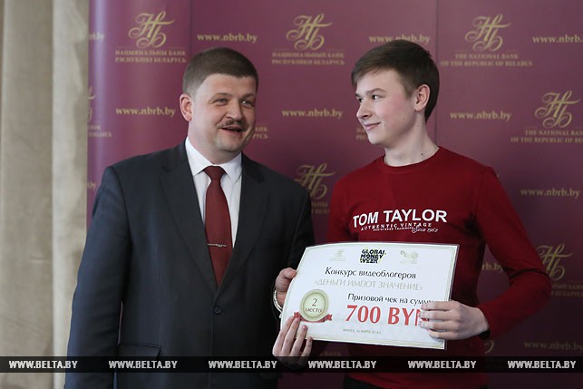 Заместитель председателя правления Нацбанка Сергей Калечиц награждает Александра Присяжнюка, который занял второе место.