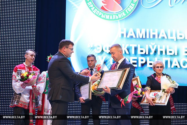 Тарас Надольный вручает награду в номинации "Эффективный бизнес в сфере услуг" частному транспортному унитарному предприятию "Дос-авто" (Гродненская область)
