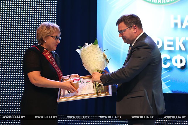 Тарас Надольный вручает награду в номинации "Эффективный бизнес в сфере услуг" ЗАО "Мапсофт" (Минская область)
