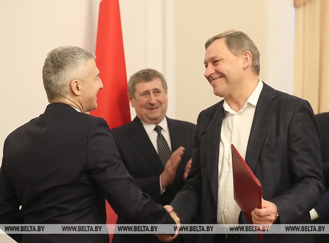 Подписание соглашения о сотрудничестве между правительством Карелии и ООО "Амкодор-Онего"
