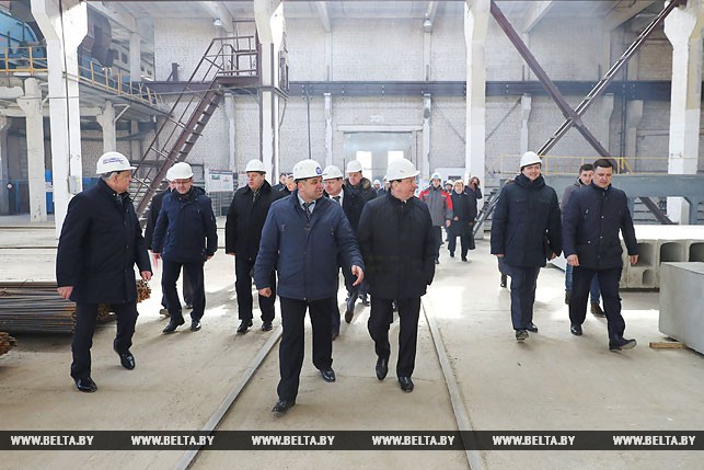 Премьер-министр Андрей Кобяков посетил Ганцевичский завод крупнопанельного домостроения.