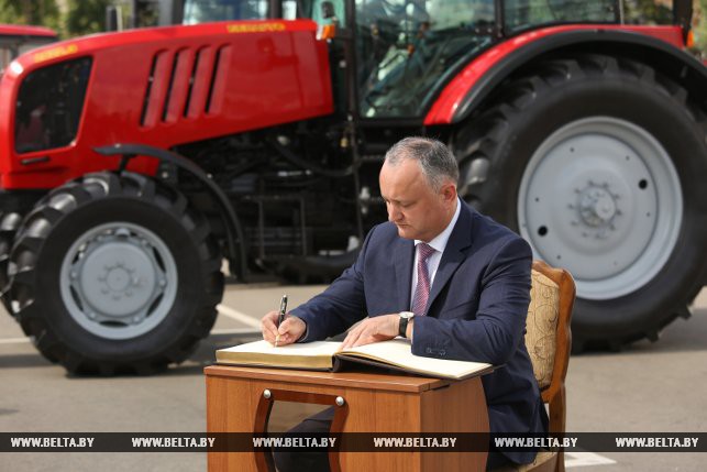 Президент Молдовы Игорь Додон расписывается в книге почетных гостей