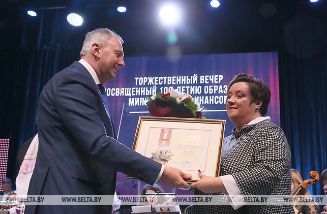 Сергей Румас награждает почетной грамотой Совета Министров Елену Песецкую