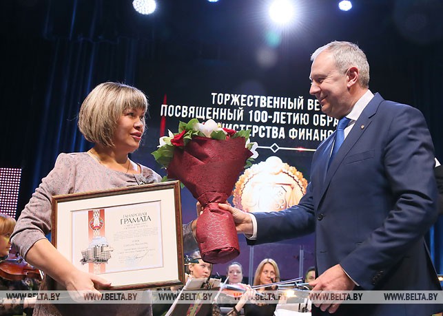 Сергей Румас награждает почетной грамотой Совета Министров Светлану Корж