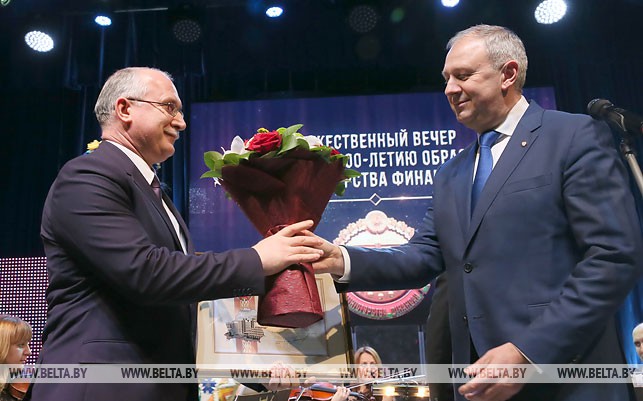 Сергей Румас награждает почетной грамотой Совета Министров Сергея Богуша