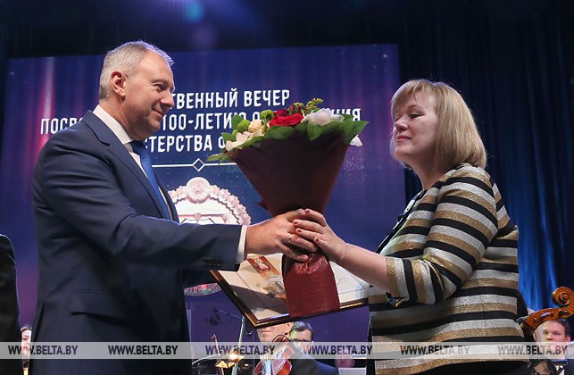 Сергей Румас награждает почетной грамотой Совета Министров Ларису Ермакову
