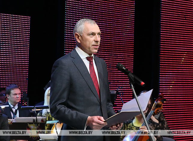 Валерий Мицкевич зачитал поздравление Президента Беларуси