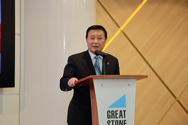 Генеральный исполнительный директор СЗАО "Компания по развитию индустриального парка" Ху Чжэн обращается к гостям с приветственным словом