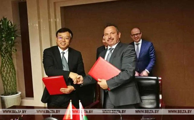 Документ подписывают директор ляонинского филиала Банка развития Китая (ГБРК) Хон Дэнцзинь и председатель правления Беларусбанка Виктор Ананич