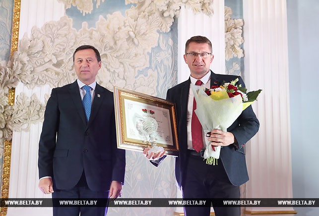 Георгий Катулин наградил частное транспортное унитарное предприятие "Шутранс" (Витебская область) в номинации "Эффективный бизнес в сфере услуг".