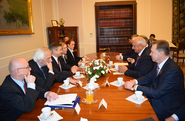 Во время встречи Михаила Мясниковича с Мареком Кухтинским. Фото посольства Беларуси в Польше