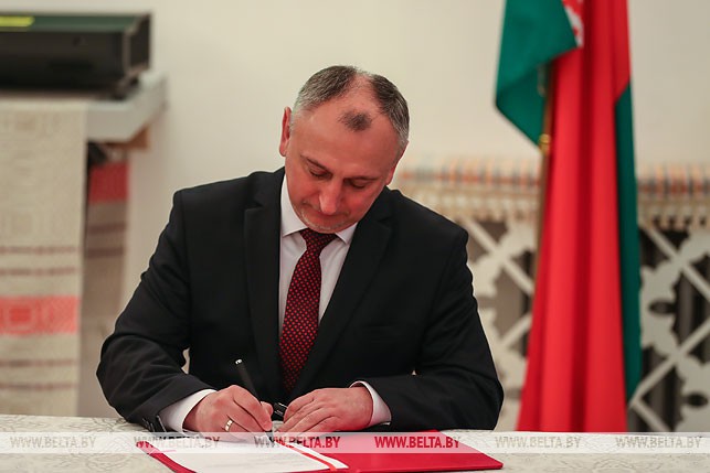 Глава администрации индустриального парка "Великий камень" Александр Ярошенко во время подписания соглашения