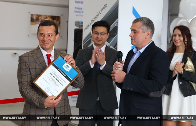 Генеральный директор ООО "Белавтономия" Тарас Кормилец (слева) с сертификатом официального дилера СЗАО "Белджи"