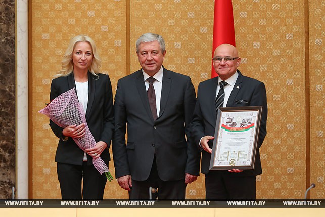 Владимир Семашко вручил награду совместному обществу с ограниченной ответственностью "Бел-Пласт Интернэшнл"