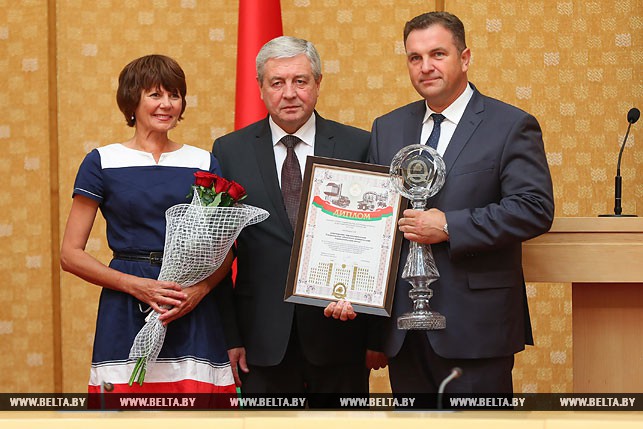 Владимир Семашко вручает награду учреждению здравоохранения "Гродненский областной клинический перинатальный центр"