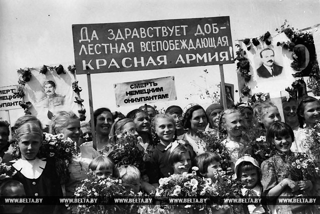 Народ с радостью встречает Красную Армию. Фото Владимира Лупейко