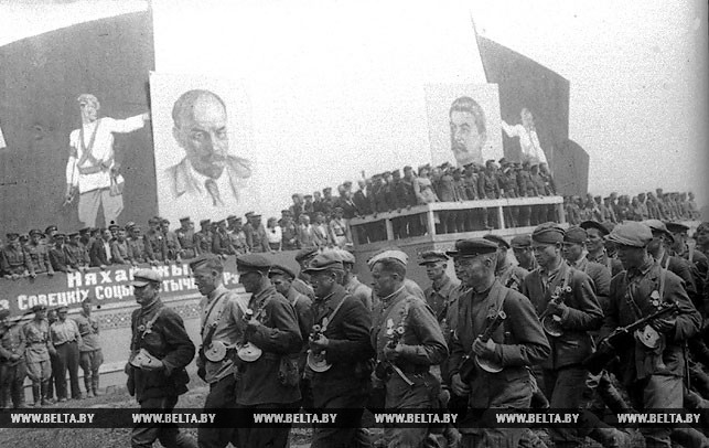 Июль 1944 года. Белорусские партизаны на параде в Минске. Фото БЕЛТА