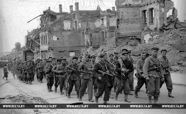 1944 год. Партизаны Минского соединения проходят по освобожденной столице. Фото Владимира Лупейко