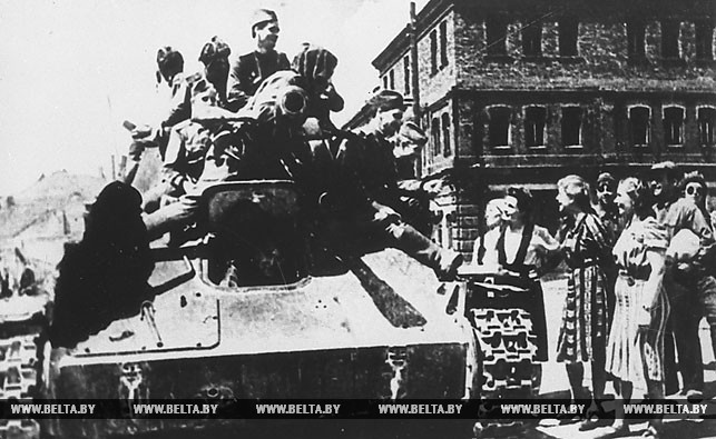 Июль 1944 года. Жители Минска встречают воинов Советской Армии, освободивших город от немецких захватчиков. Фото БЕЛТА