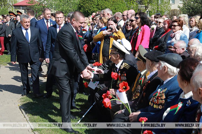 Председатель Могилевского облисполкома Леонид Заяц поздравляет ветеранов