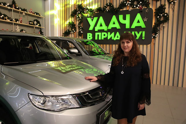 Победительница 43-го тура Вероника Сардыко определила судьбу первого из трех внедорожников "Джили Атлас" – автомобиль выиграла Татьяна Дубовик из Минска, технолог в магазине "Корона".
