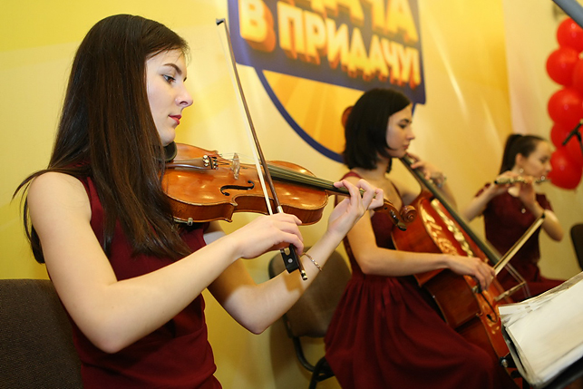 Удачливых белорусов ждал праздничный фуршет под прекрасные композиции от ансамбля "Пан-Квартет"