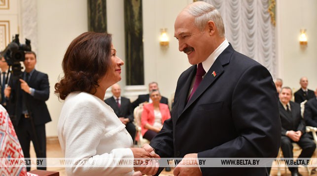 Ведущий редактор главного выпуска БЕЛТА Алина Шрубок и Президент Беларуси Александр Лукашенко