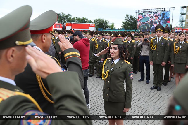 Министр по чрезвычайным ситуациям Владимир Ващенко вручает дипломы выпускникам.