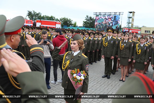 Министр по чрезвычайным ситуациям Владимир Ващенко вручает дипломы выпускникам.