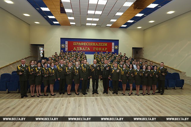Министр по чрезвычайным ситуациям Владимир Ващенко фотографируется с выпускниками.