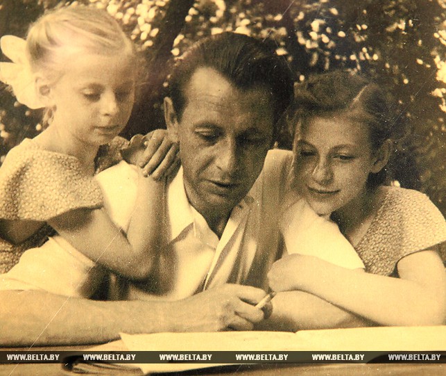 Петр Машеров с дочками Аленой и Натальей