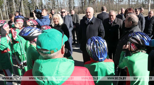 Александр Лукашенко во время посещения лыжероллерной трассы