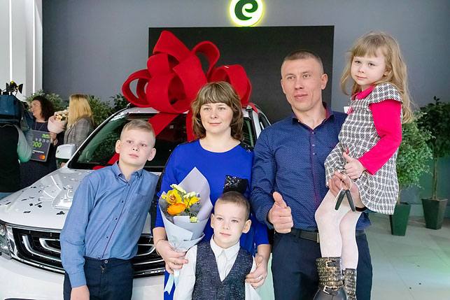 Вместительный внедорожник пришелся очень кстати большой семье Руслана Ждановича, мастера деревообрабатывающего цеха из Борисова