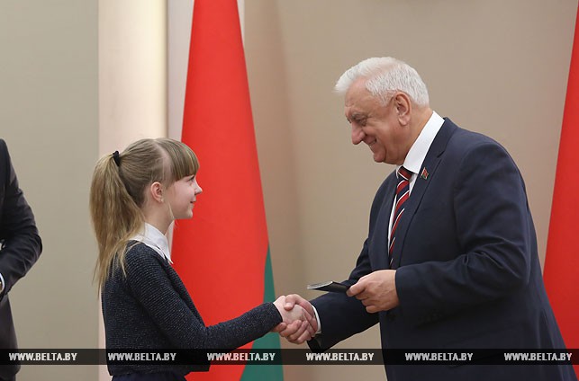 Председатель Совета Республики Михаил Мясникович вручил паспорт Екатерине Беляковой.