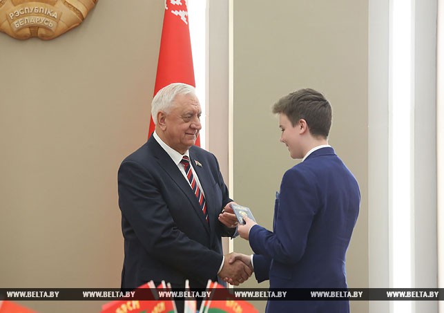 Председатель Совета Республики Михаил Мясникович вручил паспорт Михаилу Исаеву.
